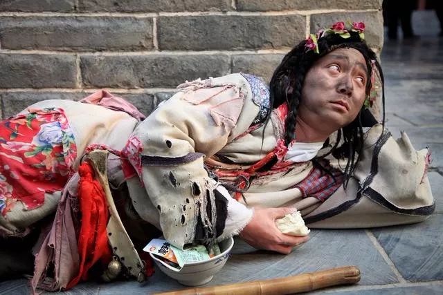 河南男子演乞丐8年成网红,拥有粉丝百万,很多人跑千里只为合影