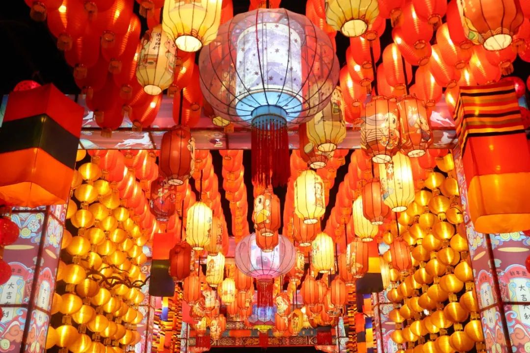 百万灯笼美炸天百场演出嗨翻天买年卡过大年就到清明上河园