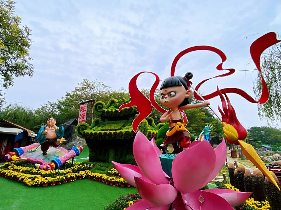 10月17日晚，中国开封第38届菊花文化节开幕式在国家AAAAA级旅游景区、国家文化产业示范基地——开封清明上河园景龙湖畔盛大举行！