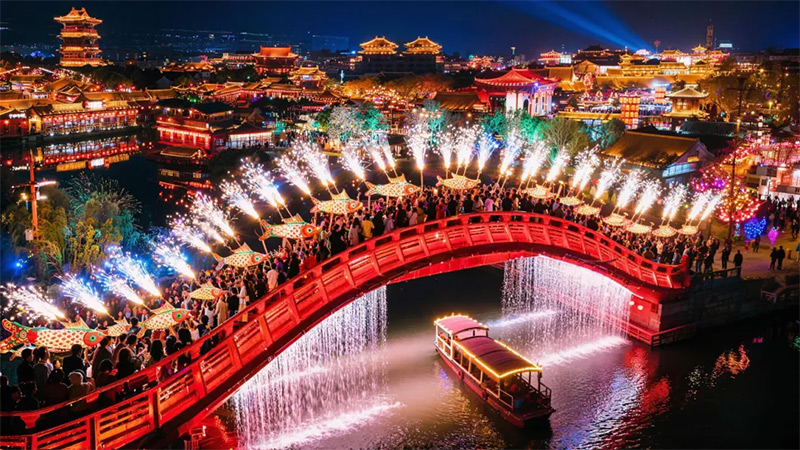 喜报：双榜加冕！清明上河园斩获“亚洲100夜游必打卡”与“中国旅游创新贡献奖”两项重磅荣誉！