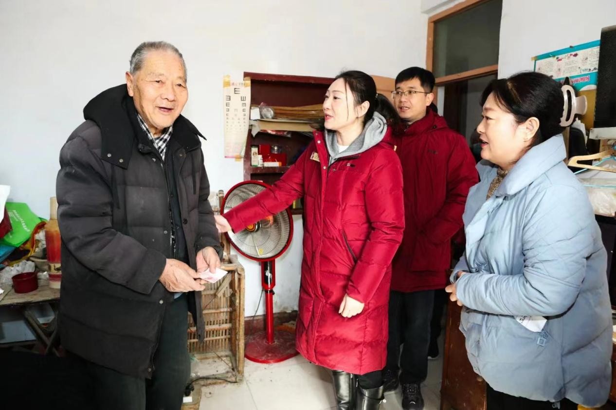 新春送温暖,真情暖人心 清明上河园在困难群众、困难职工中 开展春节送温暖活动
